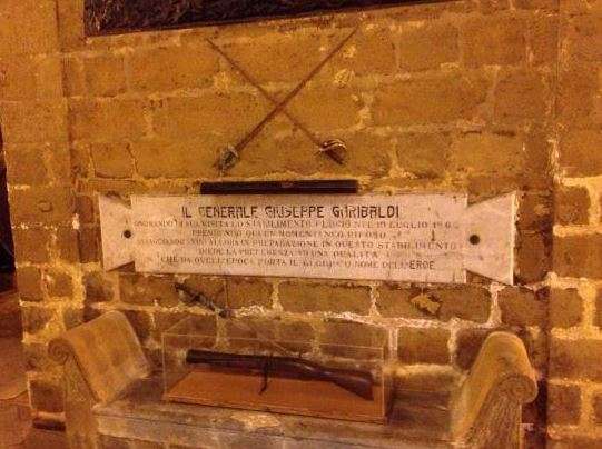 Targa dedicata a Giuseppe Garibaldi presso le Cantine Florio.