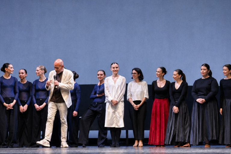 “Umbrae et lumina” in scena lo spettacolo teatrale tra Mito e Realtà degli studenti del Liceo Rosina Salvo di Trapani. Sul palco per esplorare l’identità e l’amore